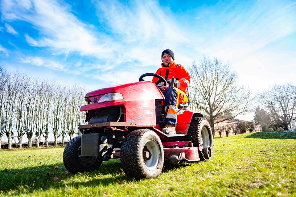 elev sidder på havetraktor