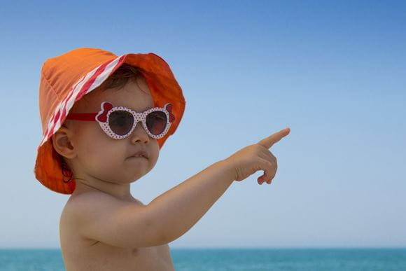 Billede af baby med solhat og solbriller