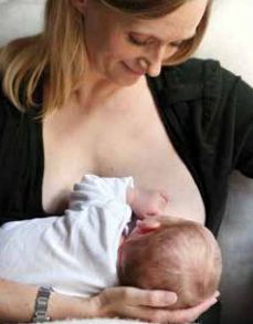Baby der ammes i krydsstilling