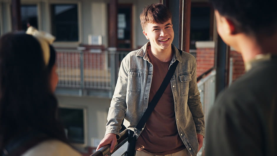 Ung mand smiler