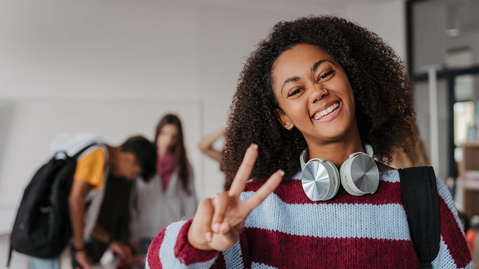 Glad pige med stribet trøje