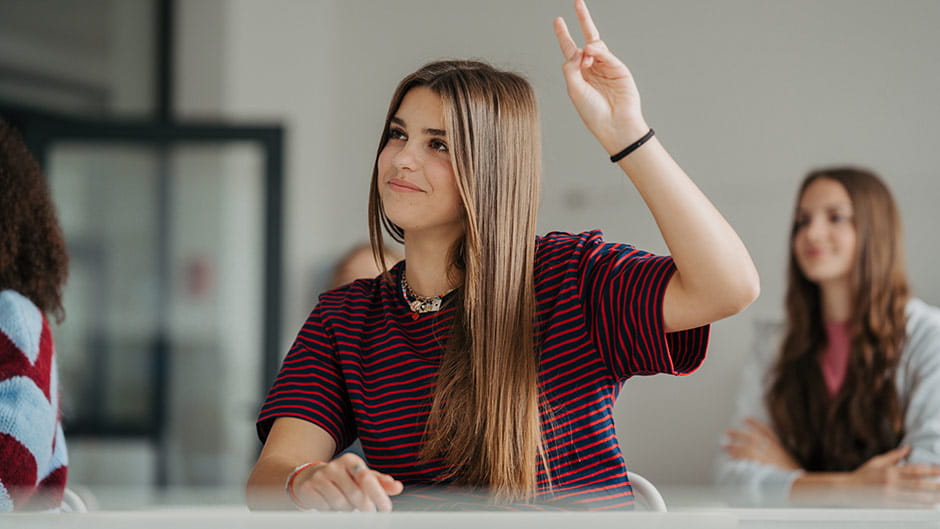 Pige rækker hånd op