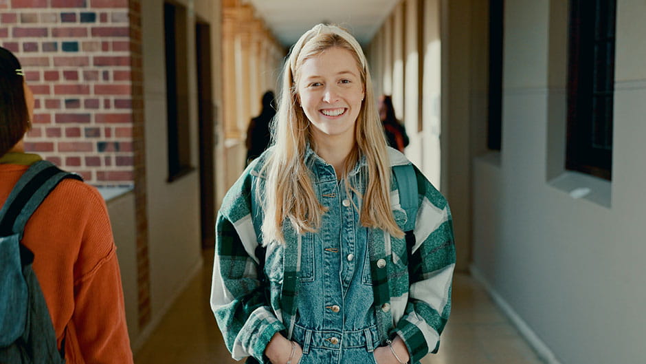 Pige står i skolegang