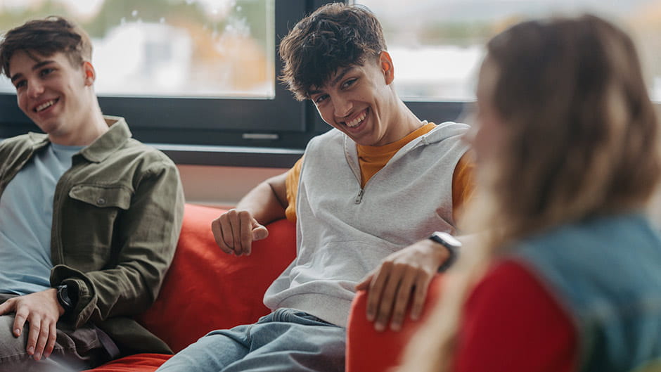 Unge mennesker sidder i sofa