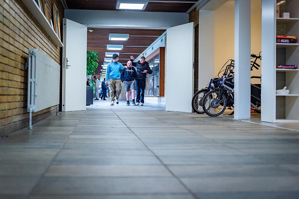 Tre drenge går på en gang