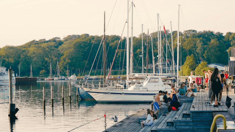 Unge der sidder ved Odense Havn