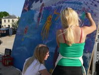 Børn maler billede på Havnekulturfestivalen