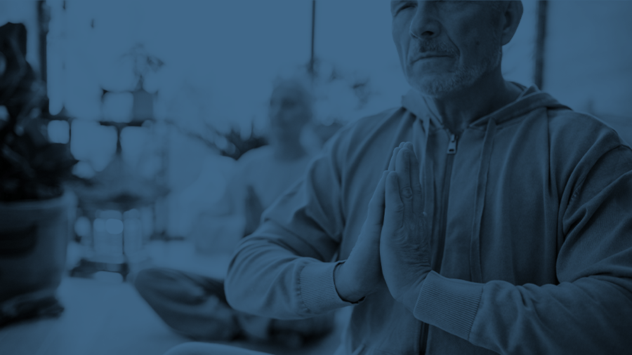 Billede af mand, der dyrker yoga
