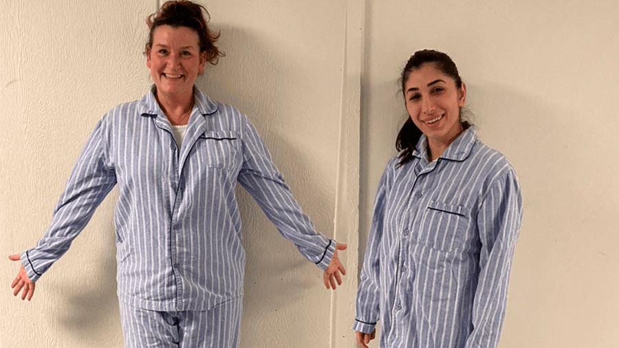 Personale i pyjamas i Natgruppen