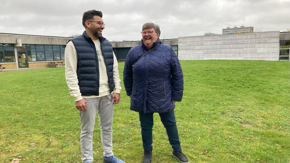 Idris og Susan fra Aftengruppen Risingsvej står på græsplanen ved deres lokaler