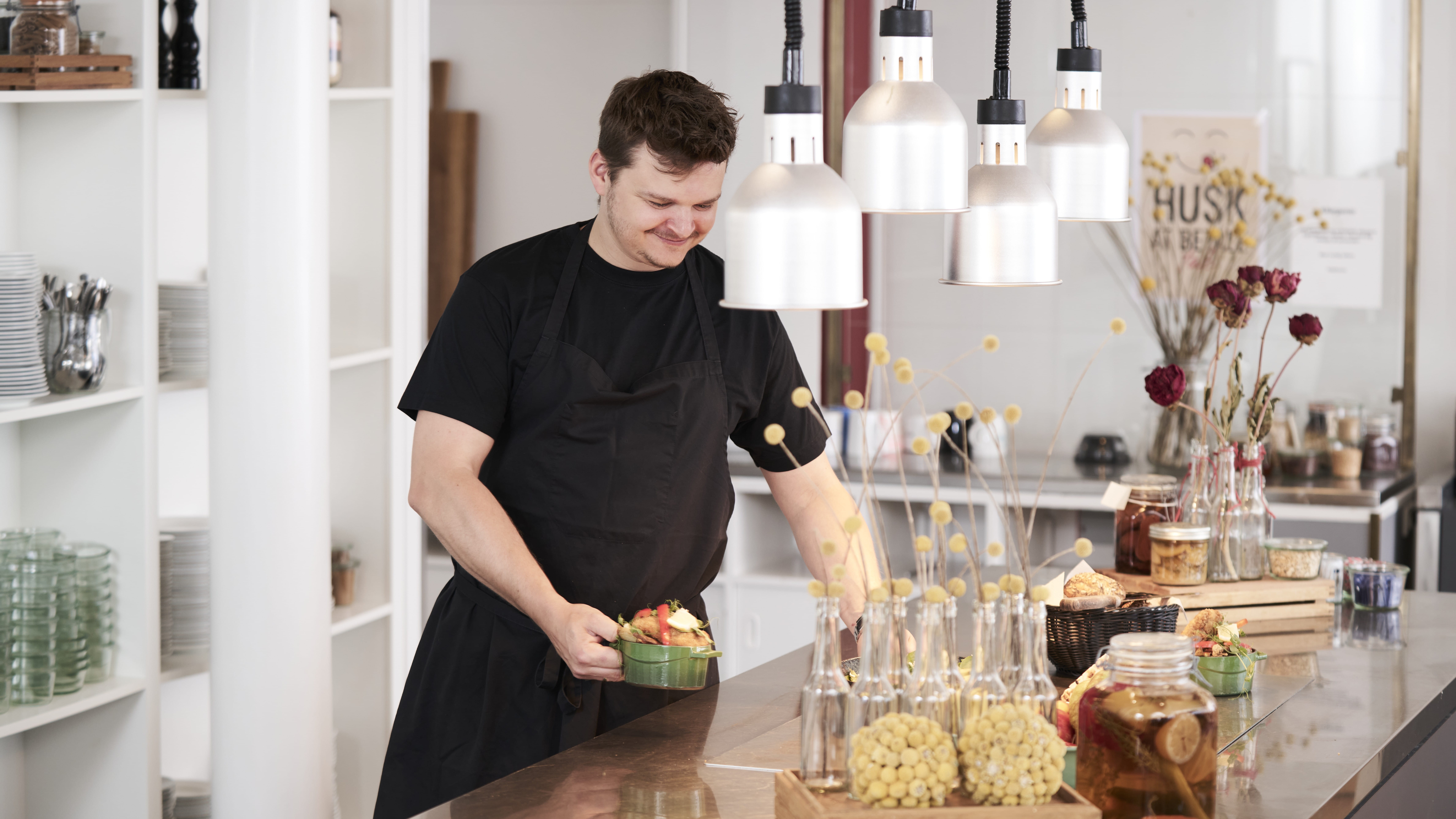 Medarbejder der serverer mad