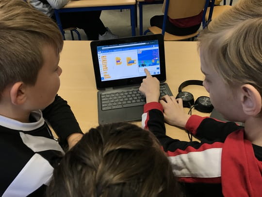 6. klasse på Seden Skole koder egne spil i Coding Class