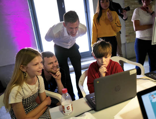 Frederik Byskov fra Astralis nærstuderer et af de 13 spil i finalen i Coding Class