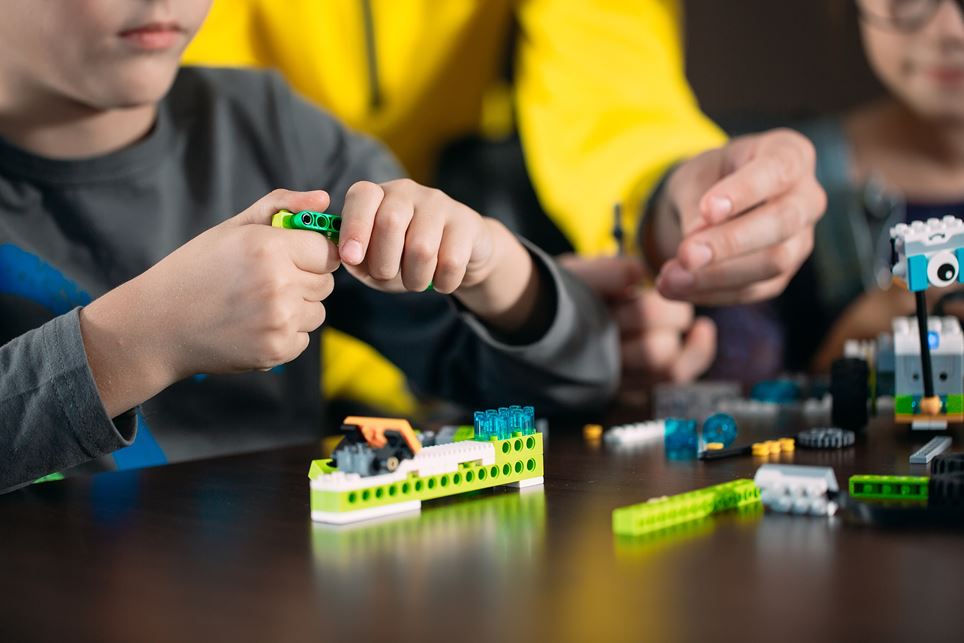 Børn bygger med LEGO