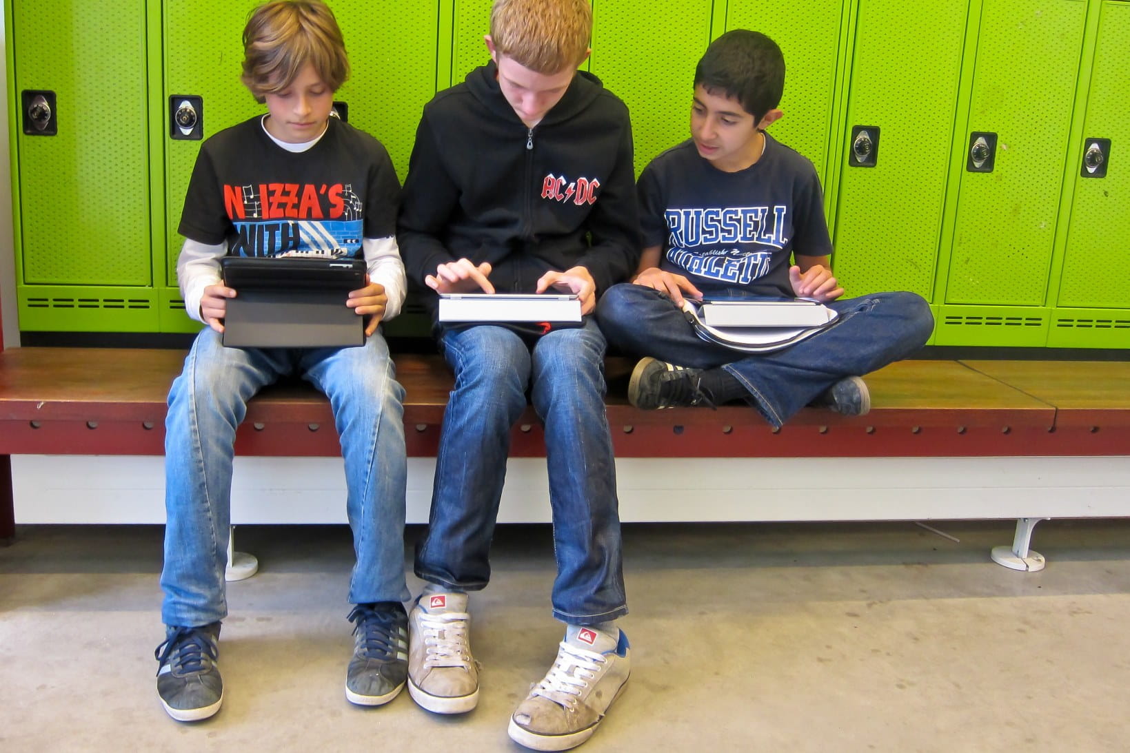 Drenge kigger på iPad