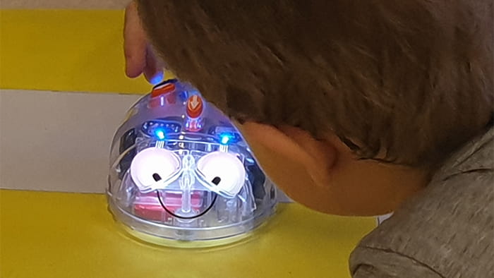 Barn leger med lille robot